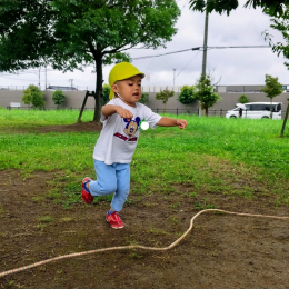 大縄跳びに参加した3歳児