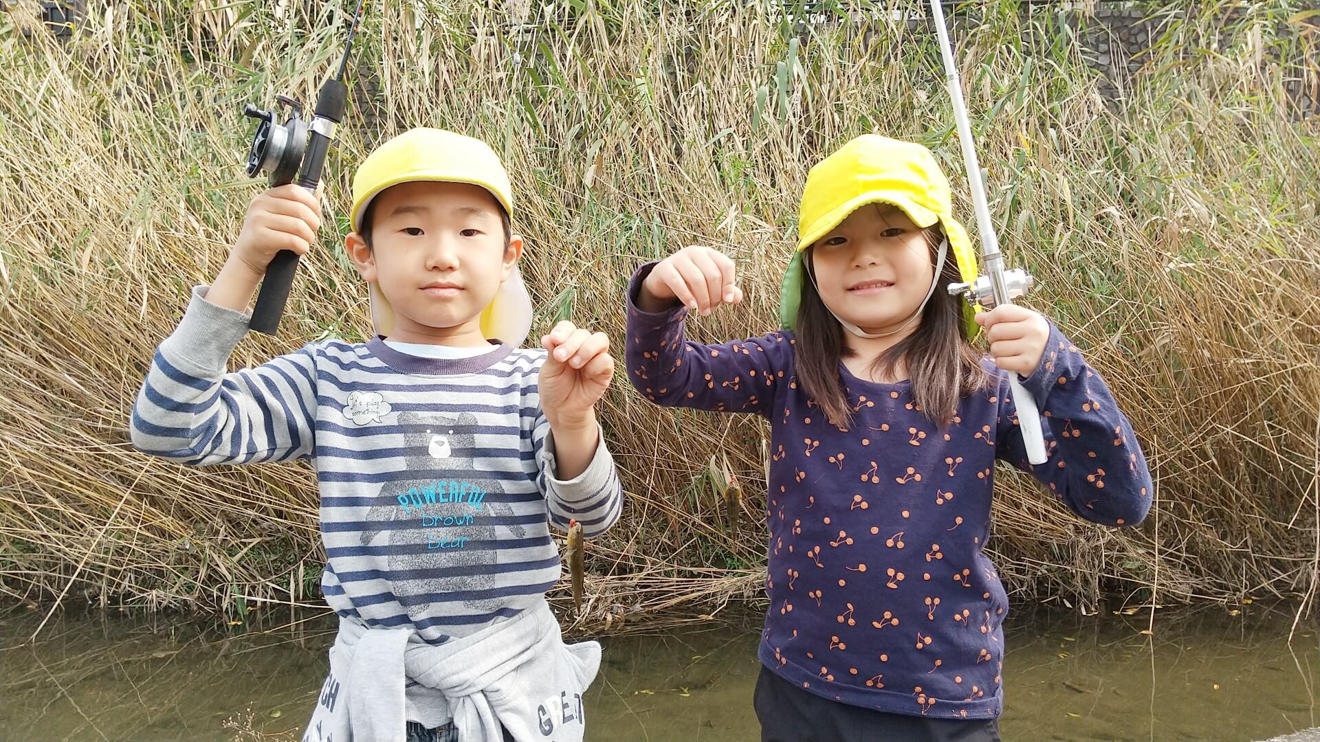 ヌマチチブを釣り、誇らしげな子どもたち