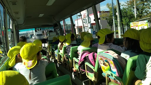 バスで日和田山に向かう子どもたち