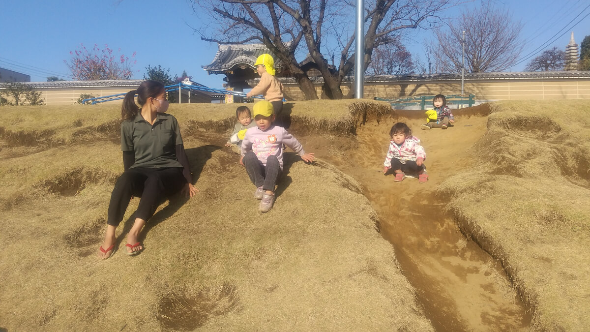 築山で遊ぶ子どもたち