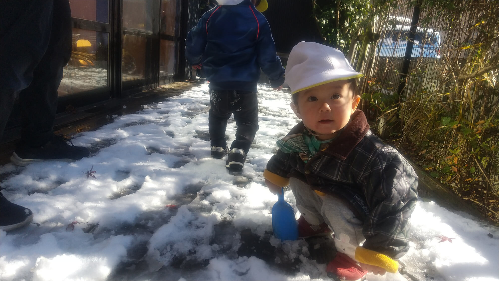 雪遊びをする子ども