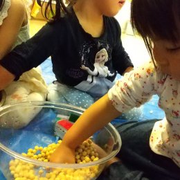 大豆を洗う子どもたち