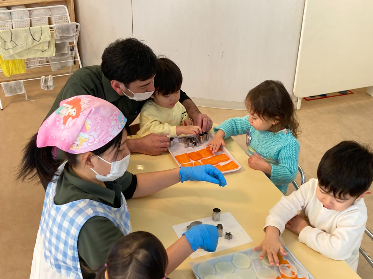 野菜の型を抜く子どもたち