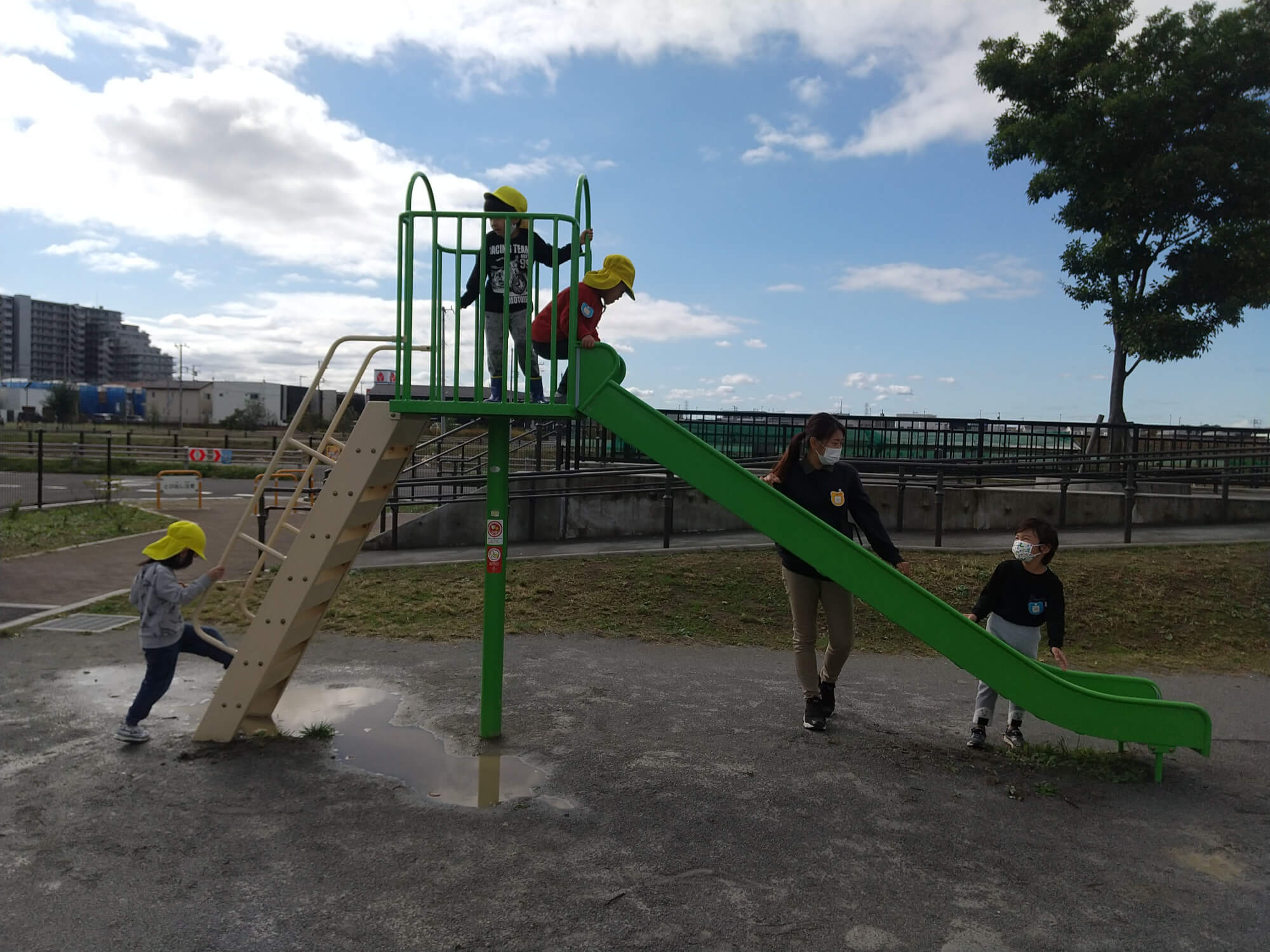 公園で遊ぶ子どもたち