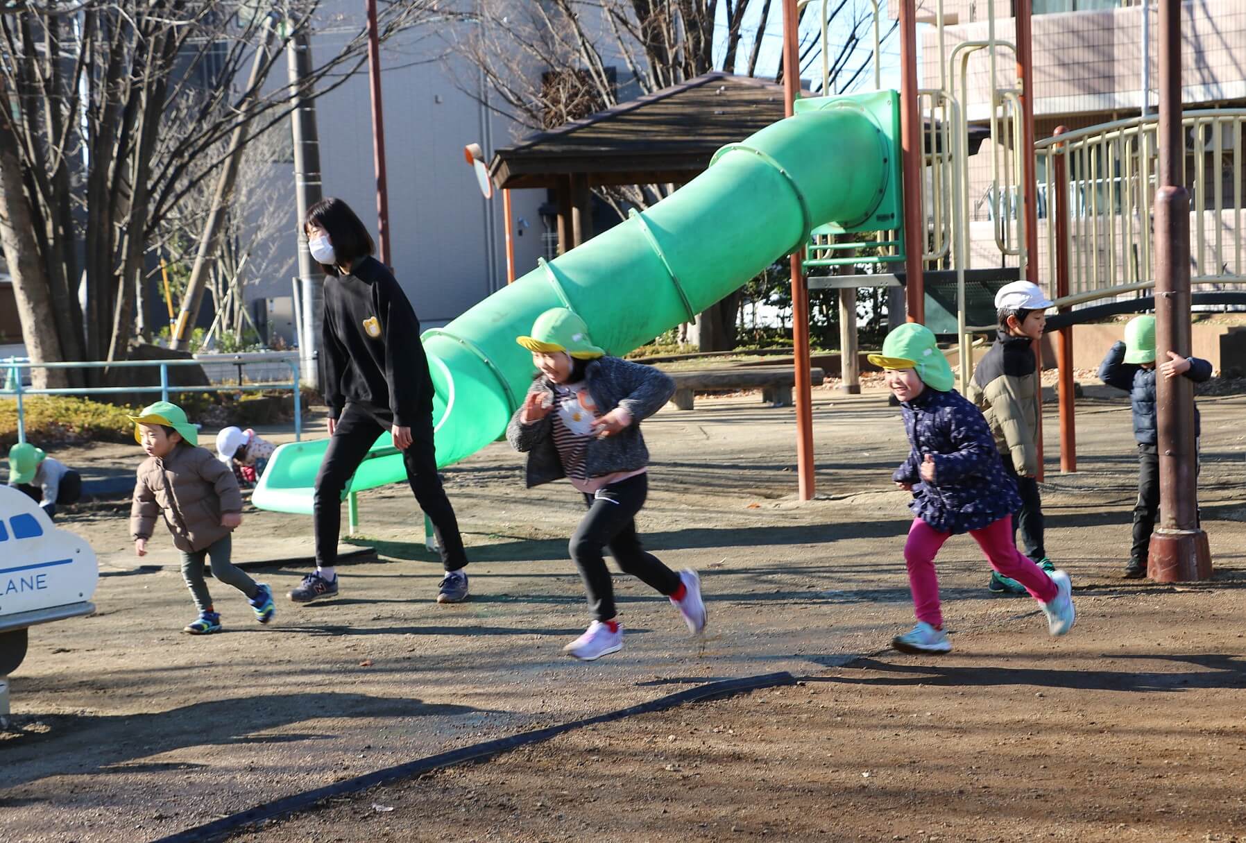 見守りの中、遊び込む子どもたち