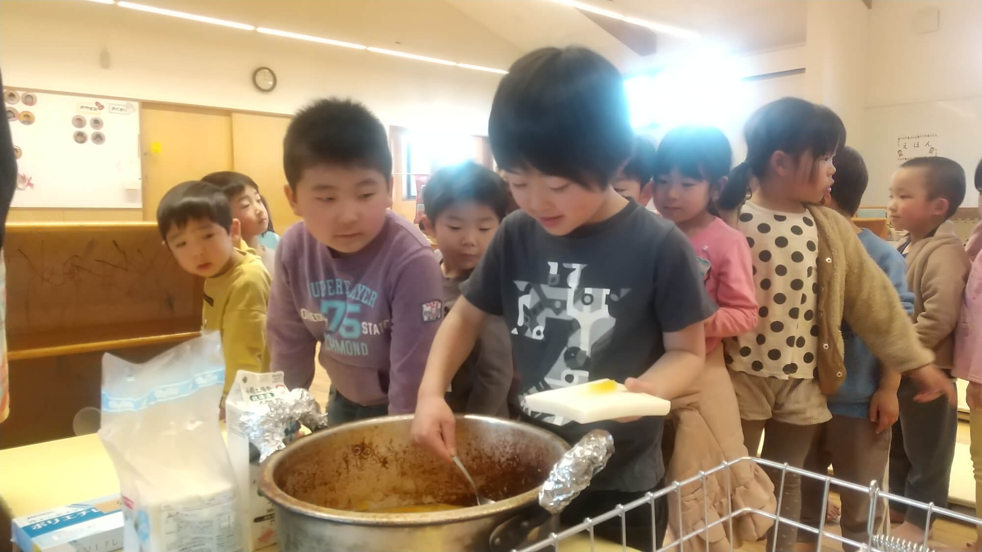 作ったジャムを試食する子どもたち