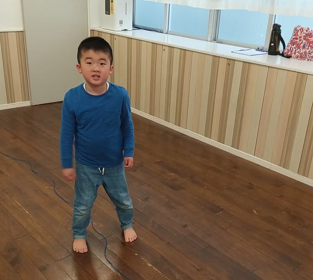 大縄跳びの練習方法を実践する子ども