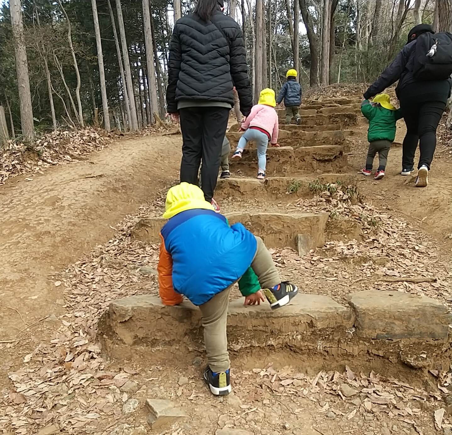 多峰主山を登る子どもたち