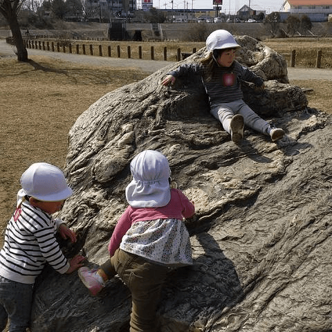岩に登る子どもたち