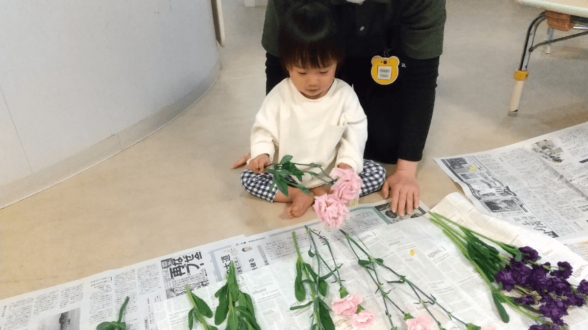 花を選ぶ子ども