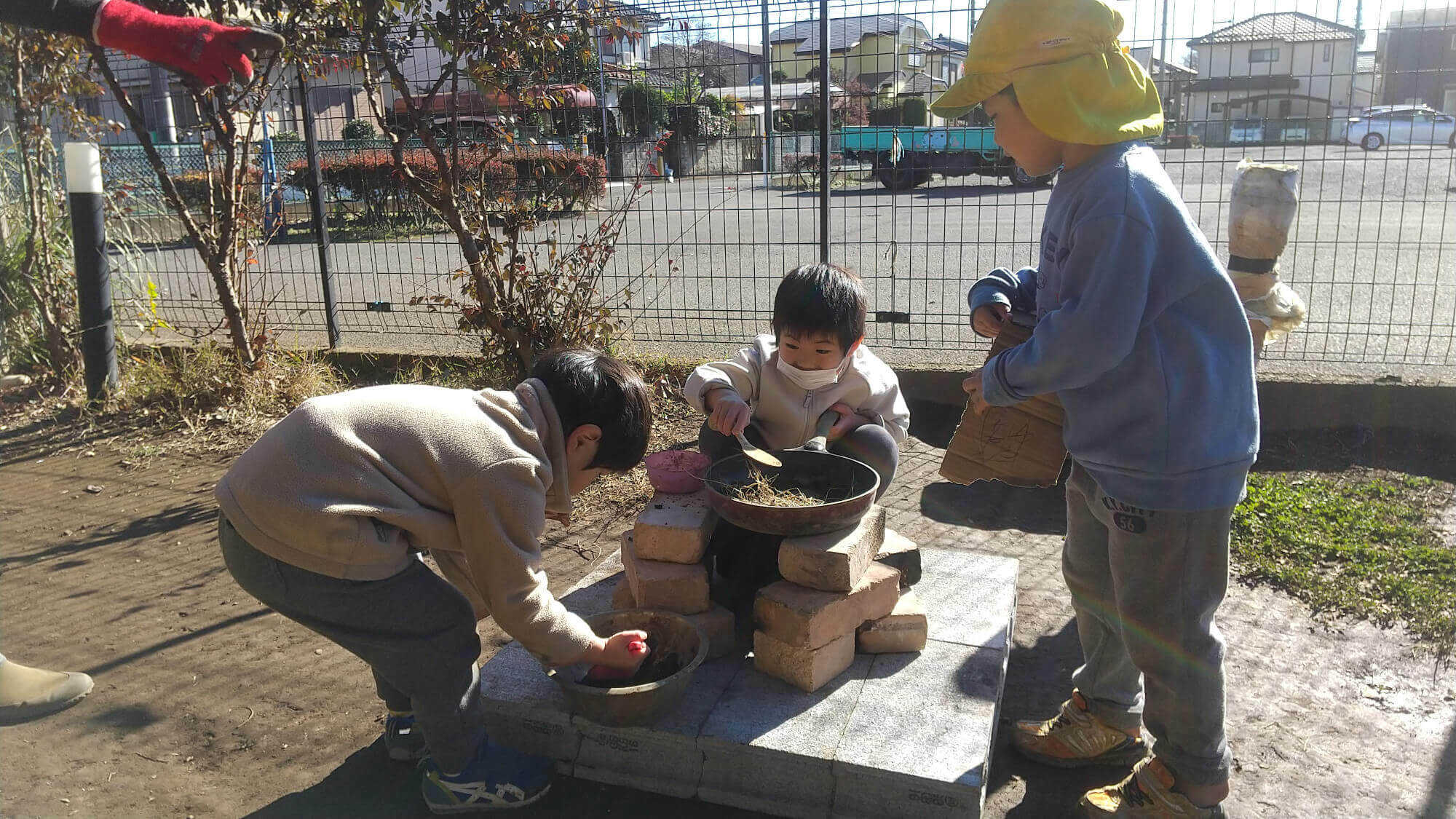 かまどごっこをする子どもたち