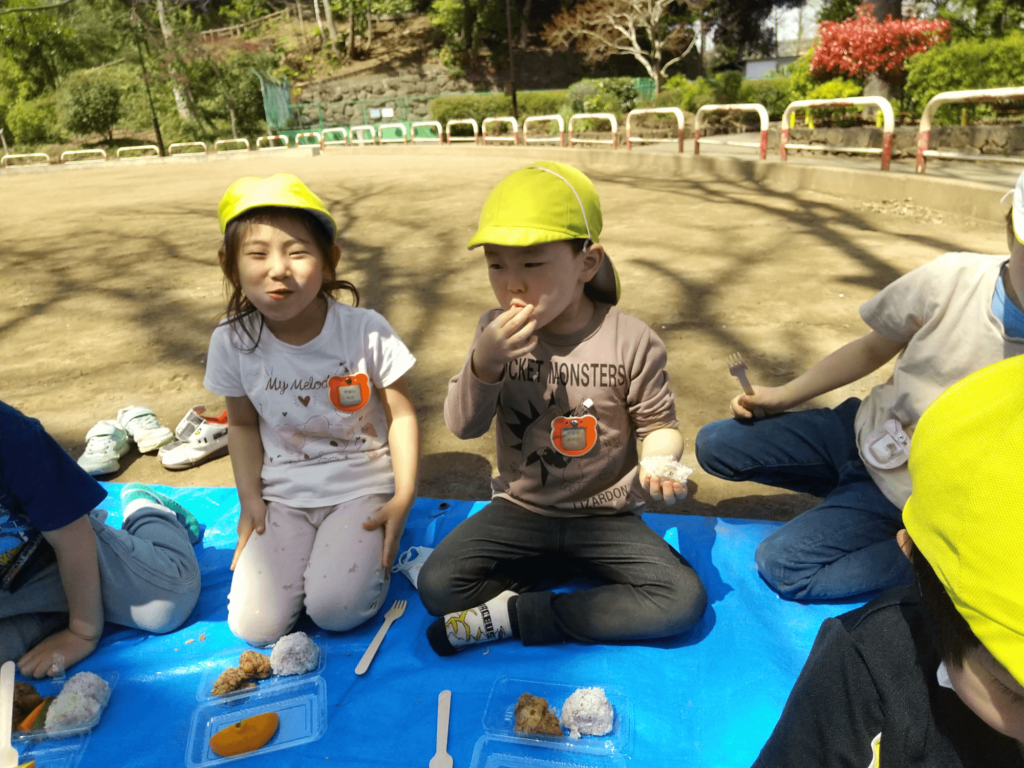 公園でお弁当を食べる子どもたち