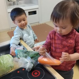 野菜に触れる子どもたち