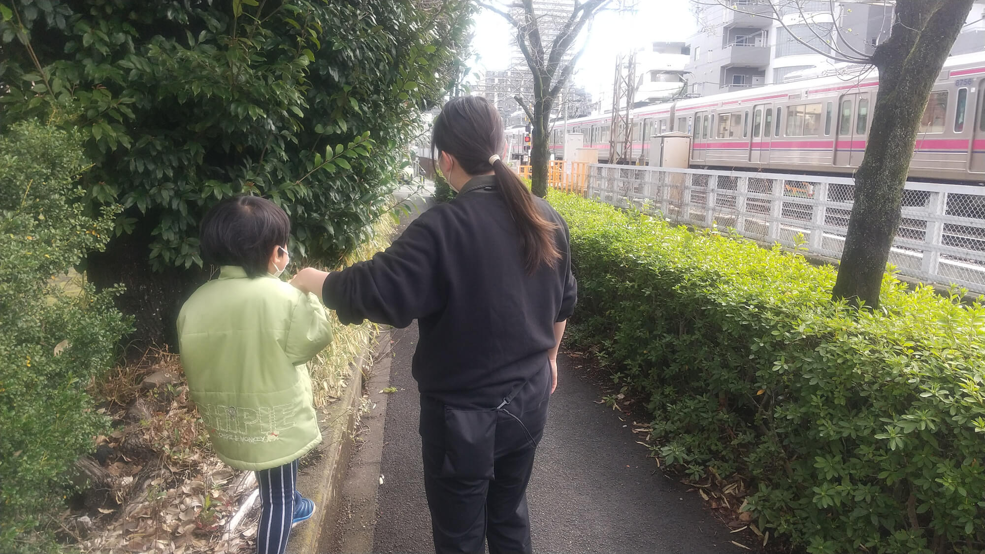 電車を見つけた子ども