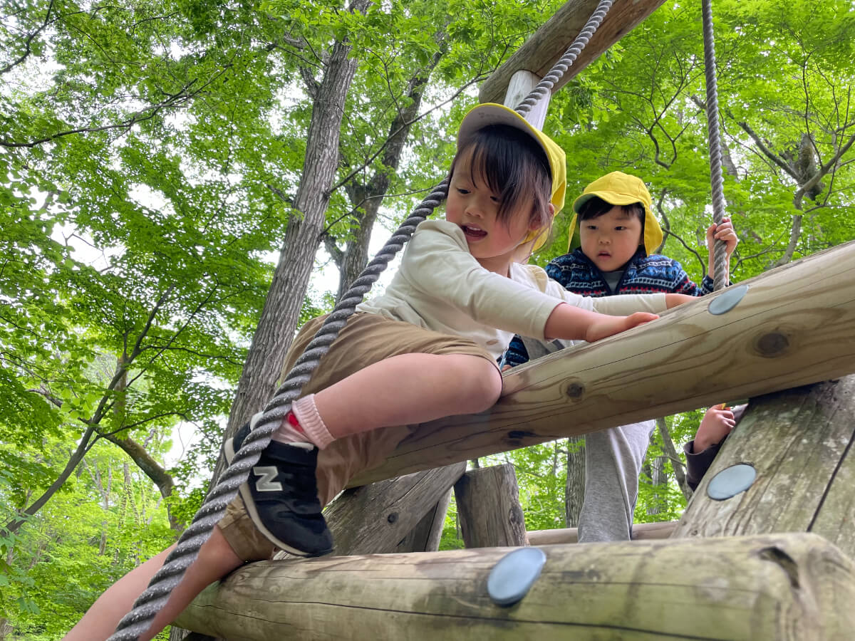 アスレチックで遊ぶ子どもたち