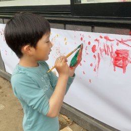 手を絵の具で塗る子