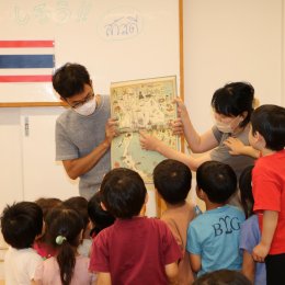 地図を見ながらタイの首都である「バンコク」の位置を確認