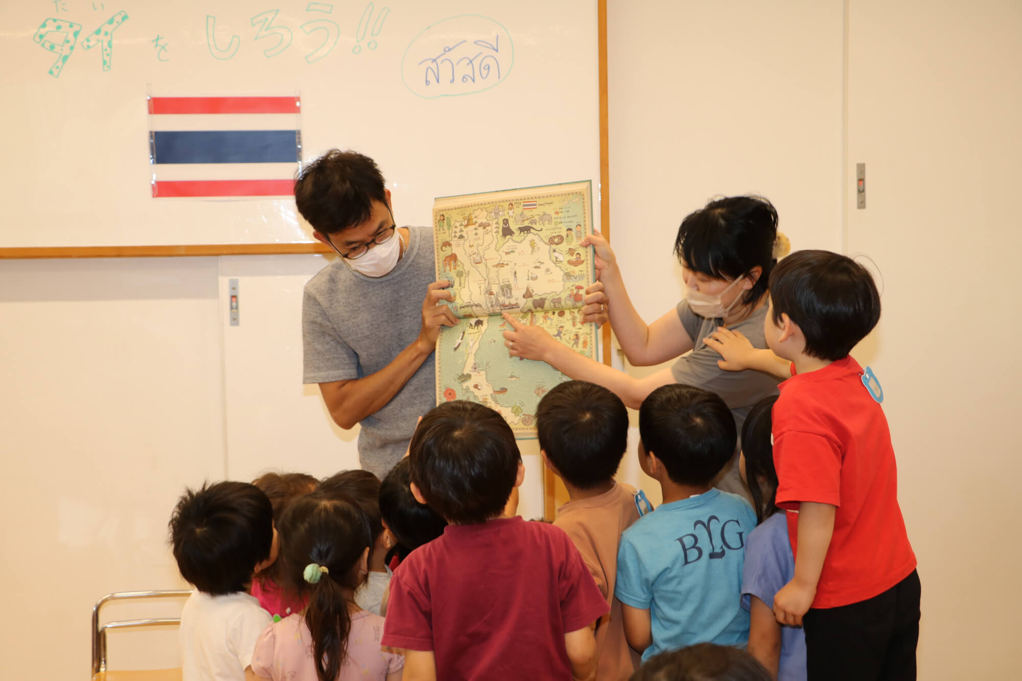 地図を見ながらタイの首都である「バンコク」の位置を確認