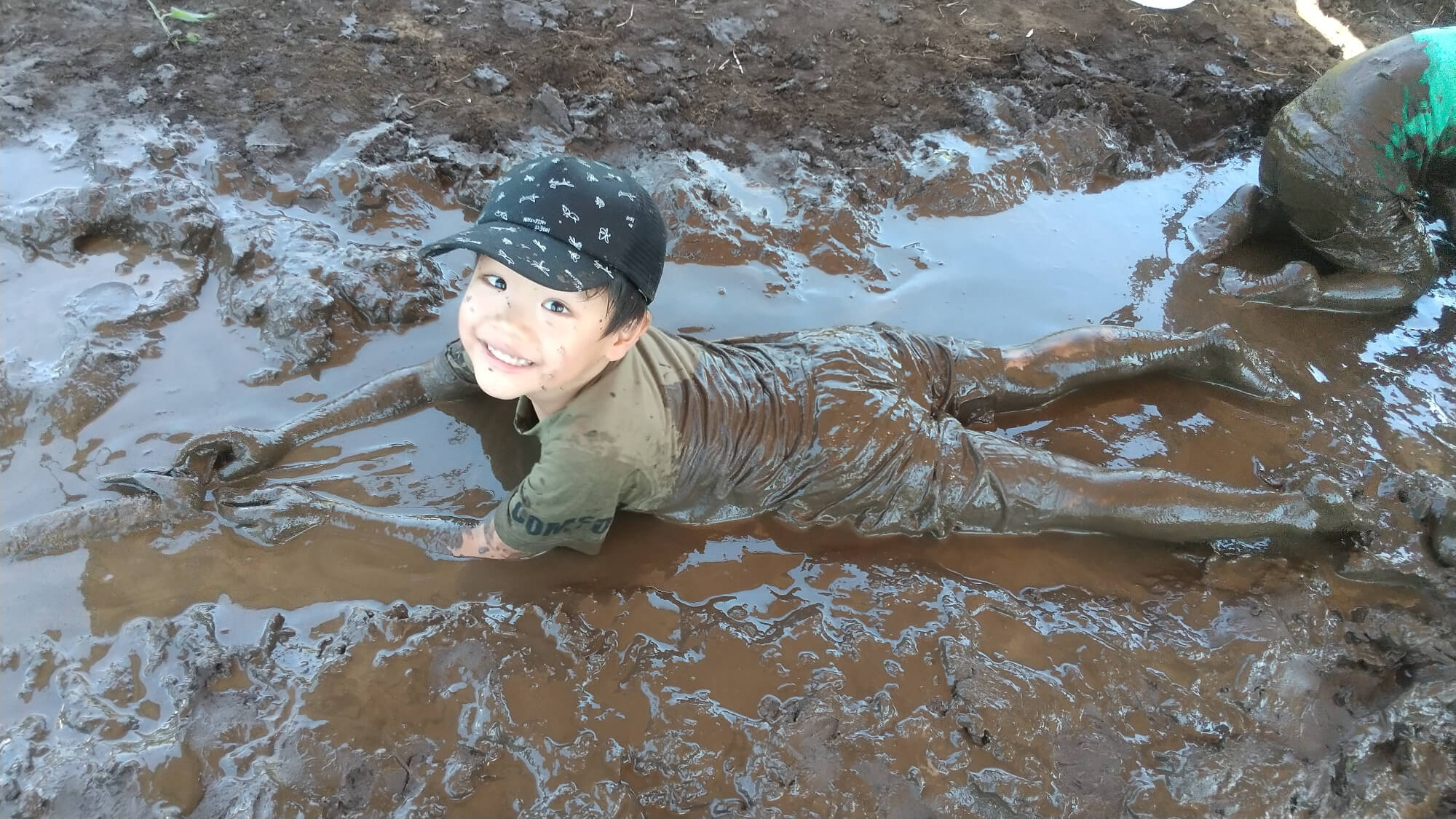 泥にダイブする子ども
