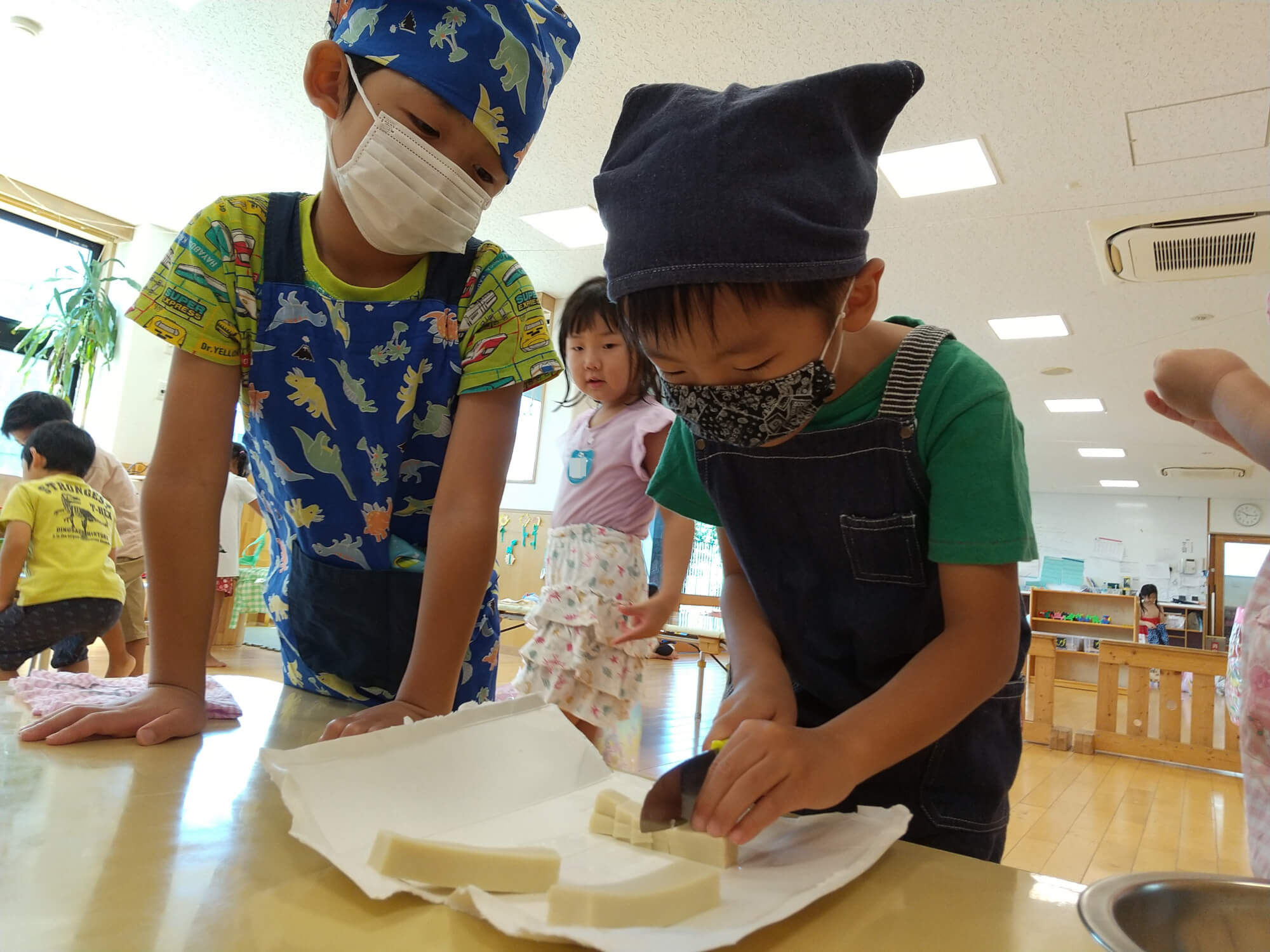 高野豆腐を切る子どもたち