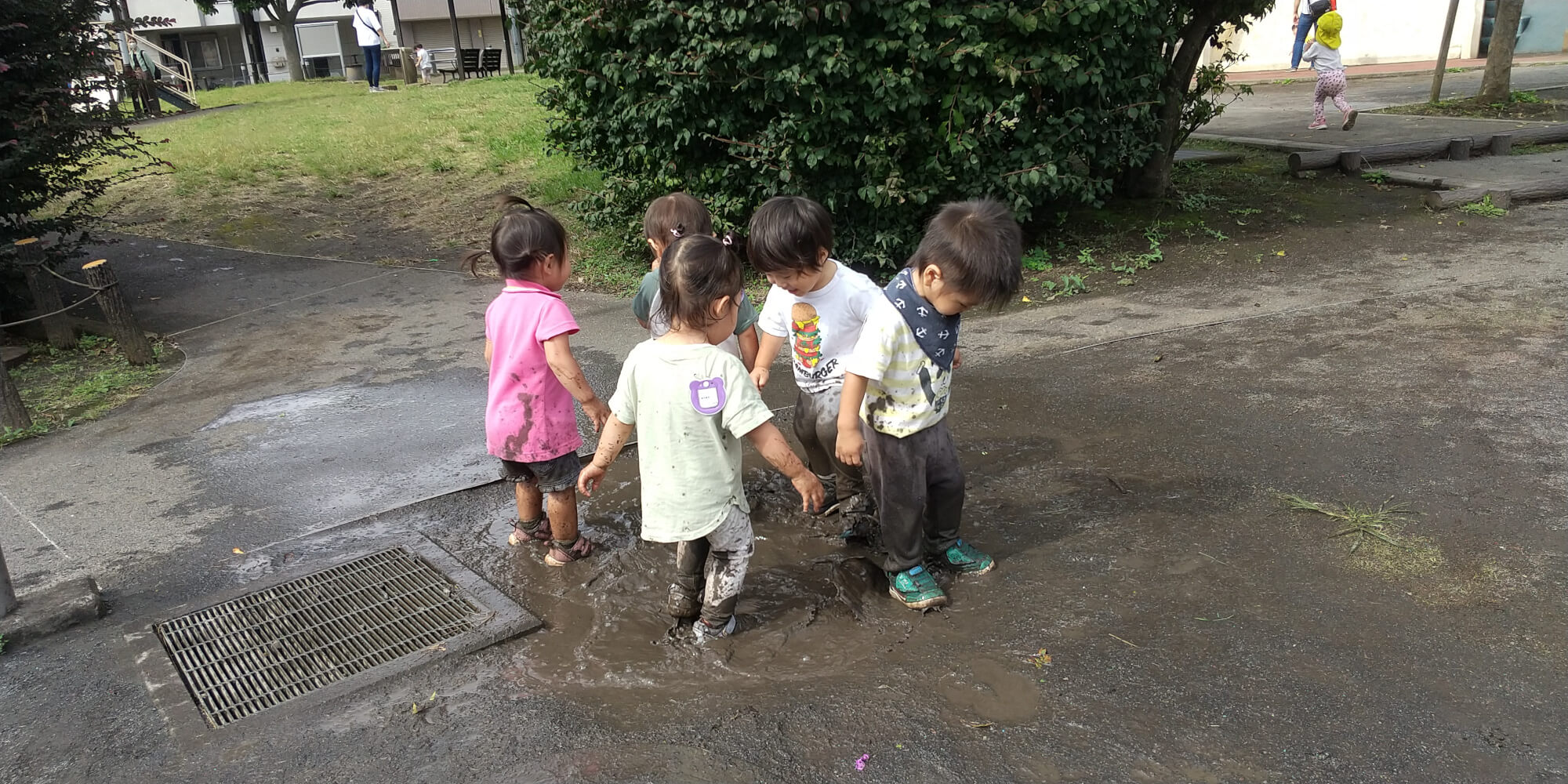 泥遊びをする子どもたち