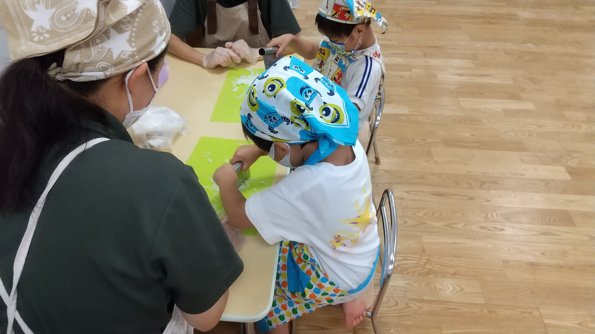 玉ねぎを細かく切る子どもたち