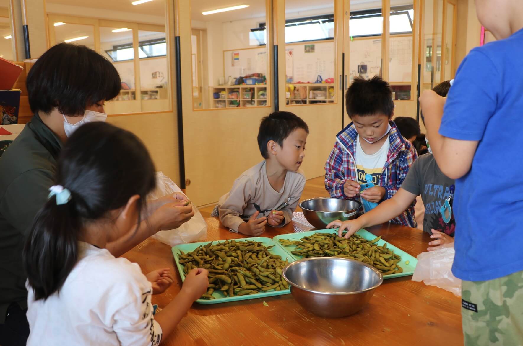枝豆の香りや感触に素直に反応する子どもたち
