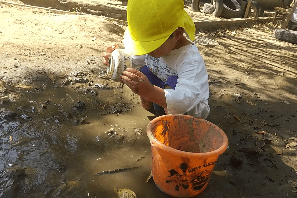 お椀で泥水を救う子ども