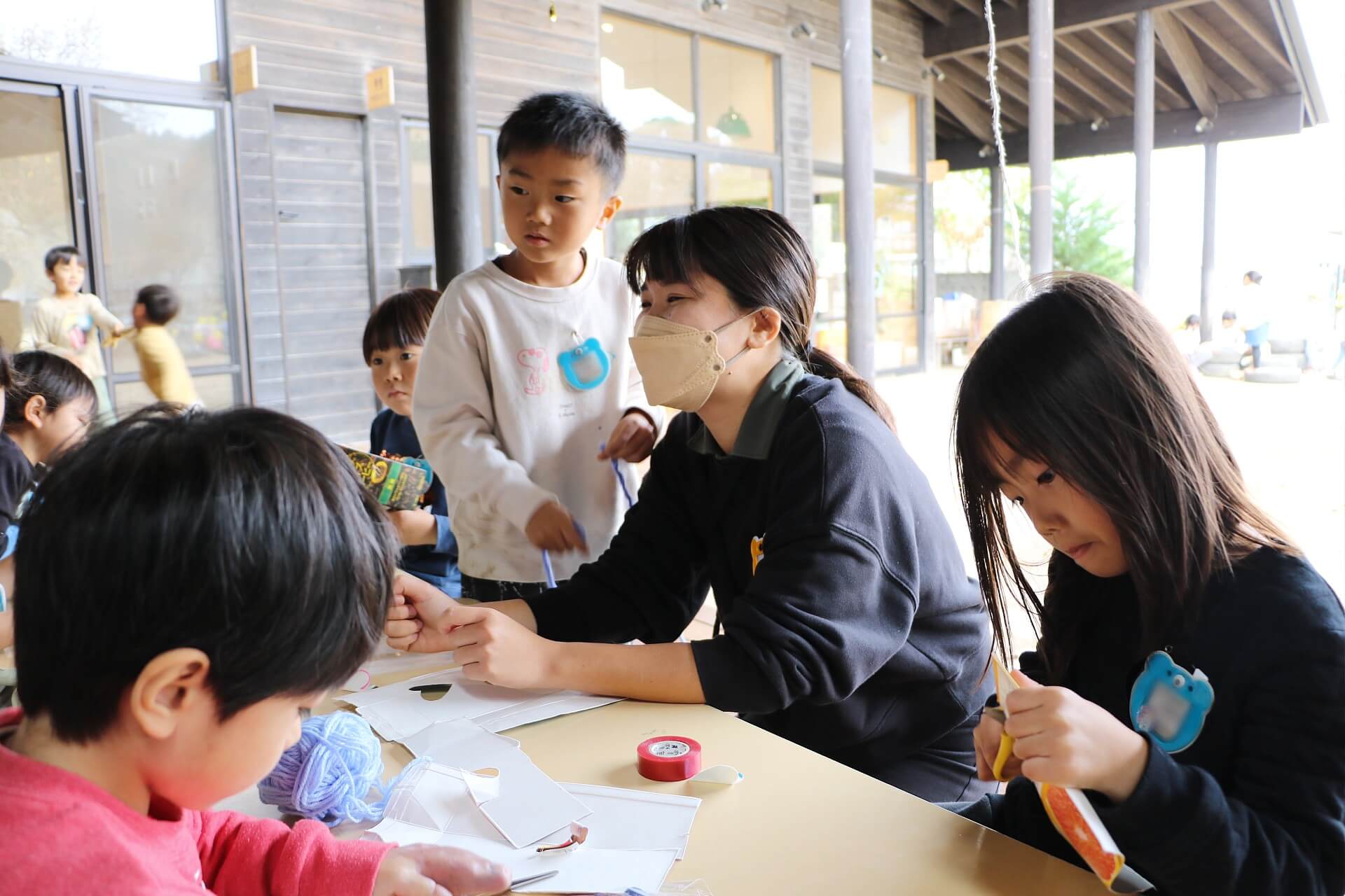 子どもたちと約束していた工作に取り組む内山さん