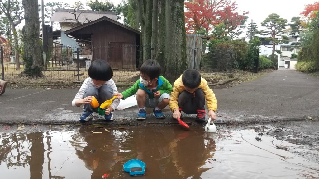 泥遊びする子どもたち