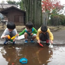 泥遊びする子どもたち