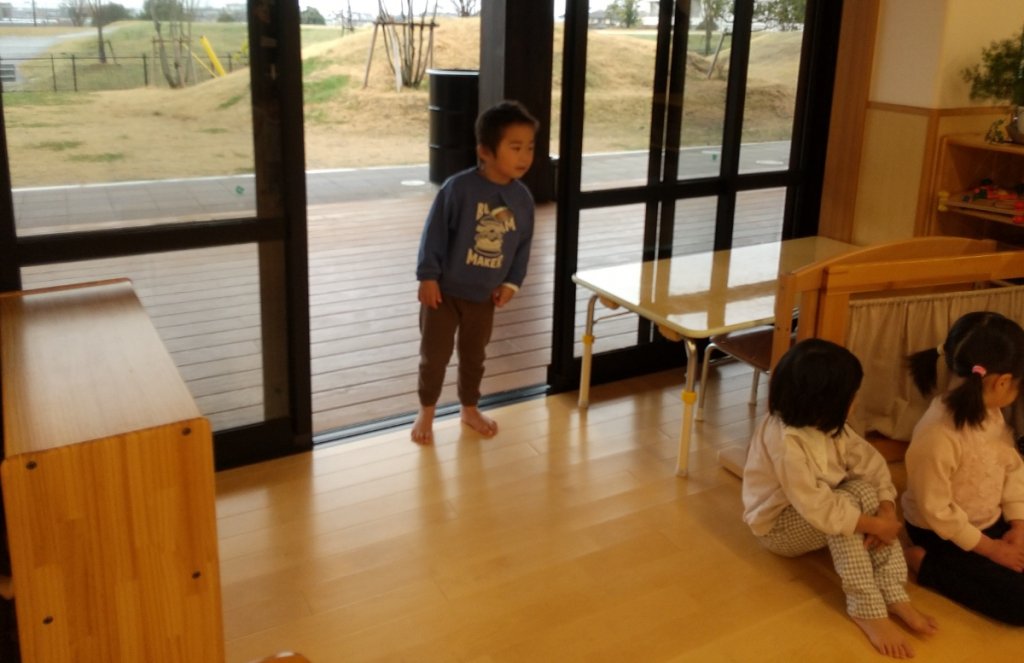 遠くから様子を見ている子ども