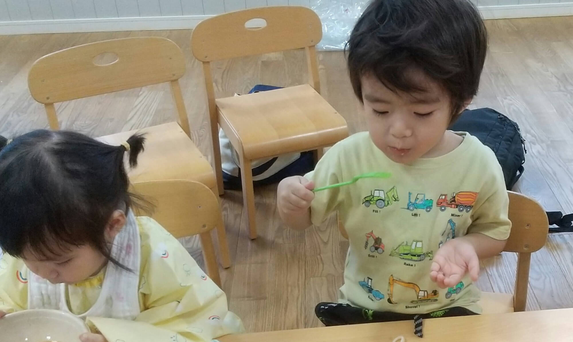 うどんを食べる子どもたち