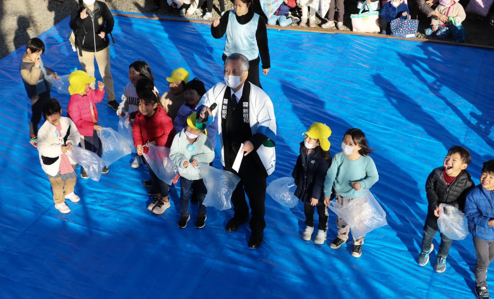 待ちかねた様子の宮下どろんこ保育園の子どもたち