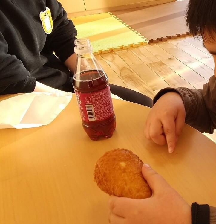 カレーパンと食べる子ども