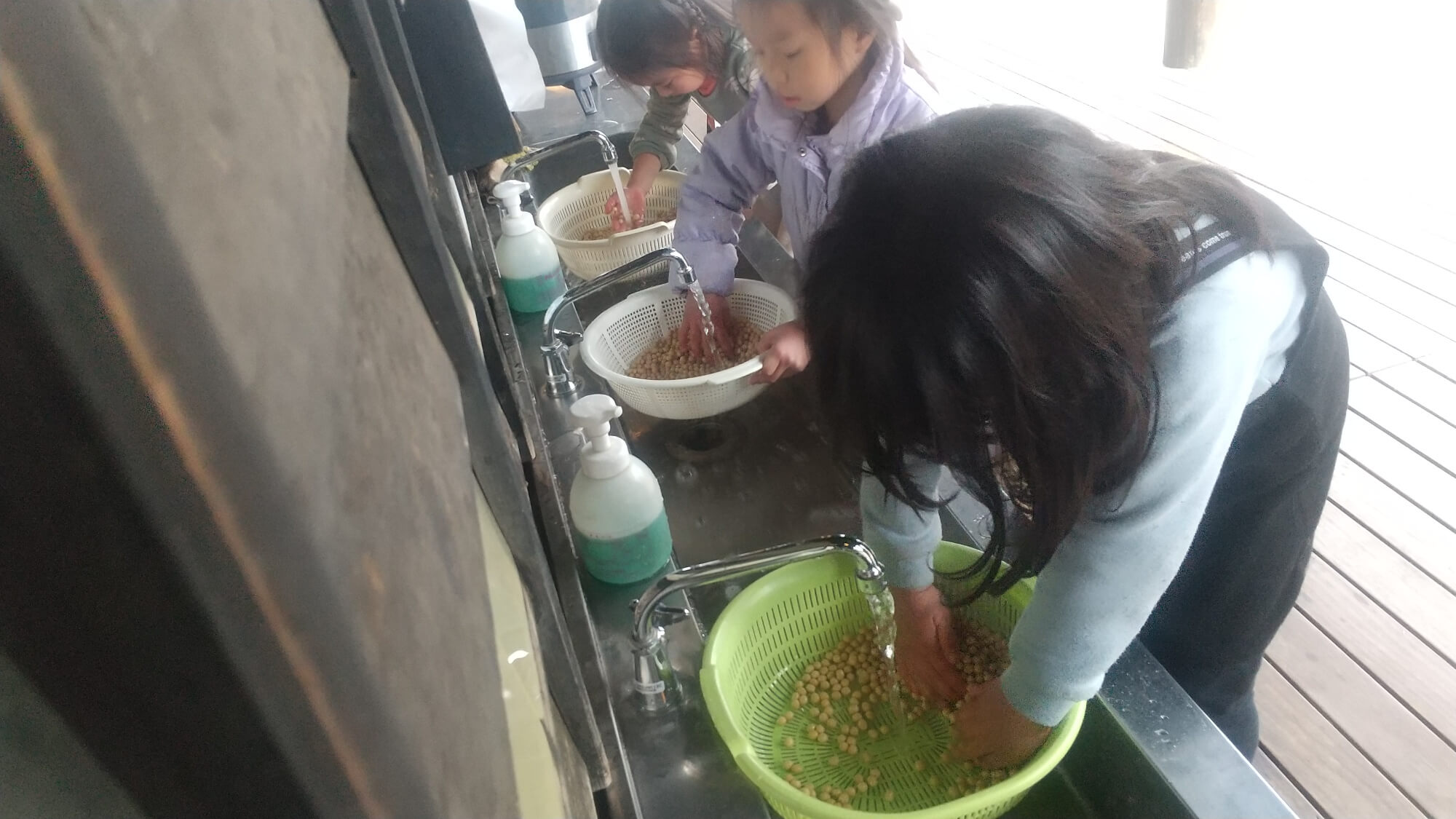 大豆を洗う子どもたち