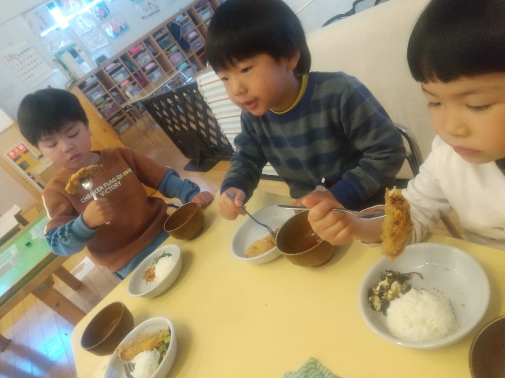 アジフライを食べる子どもたち