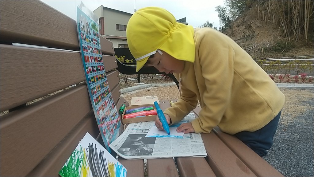 公園で絵を描く子ども