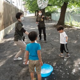 公園で遊ぶ子どもたちとスタッフ