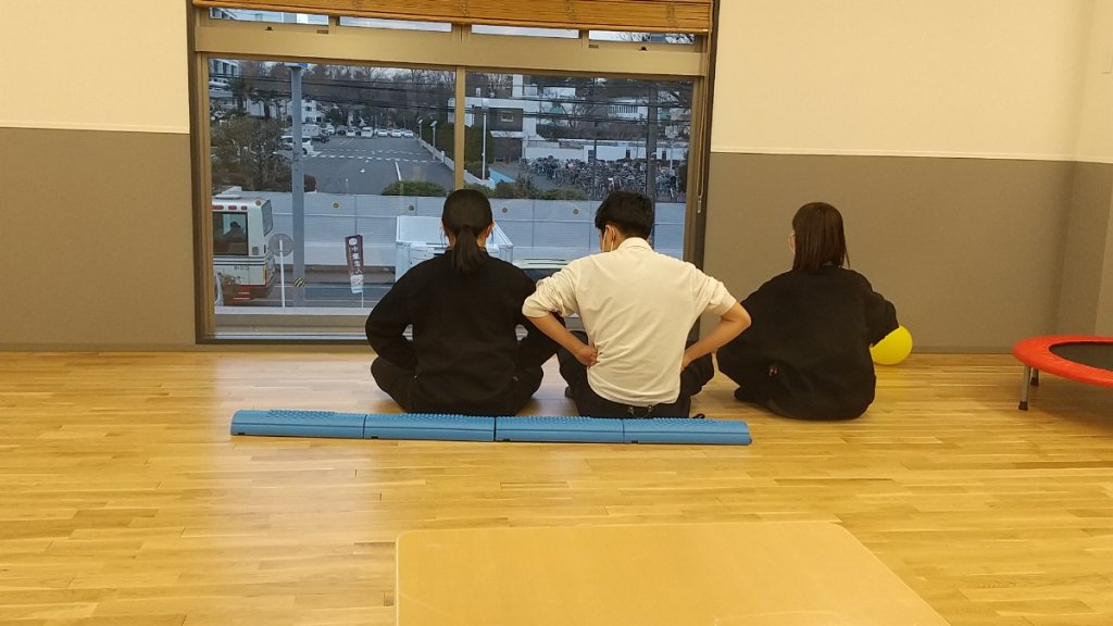 瞑想をする高校生とスタッフ