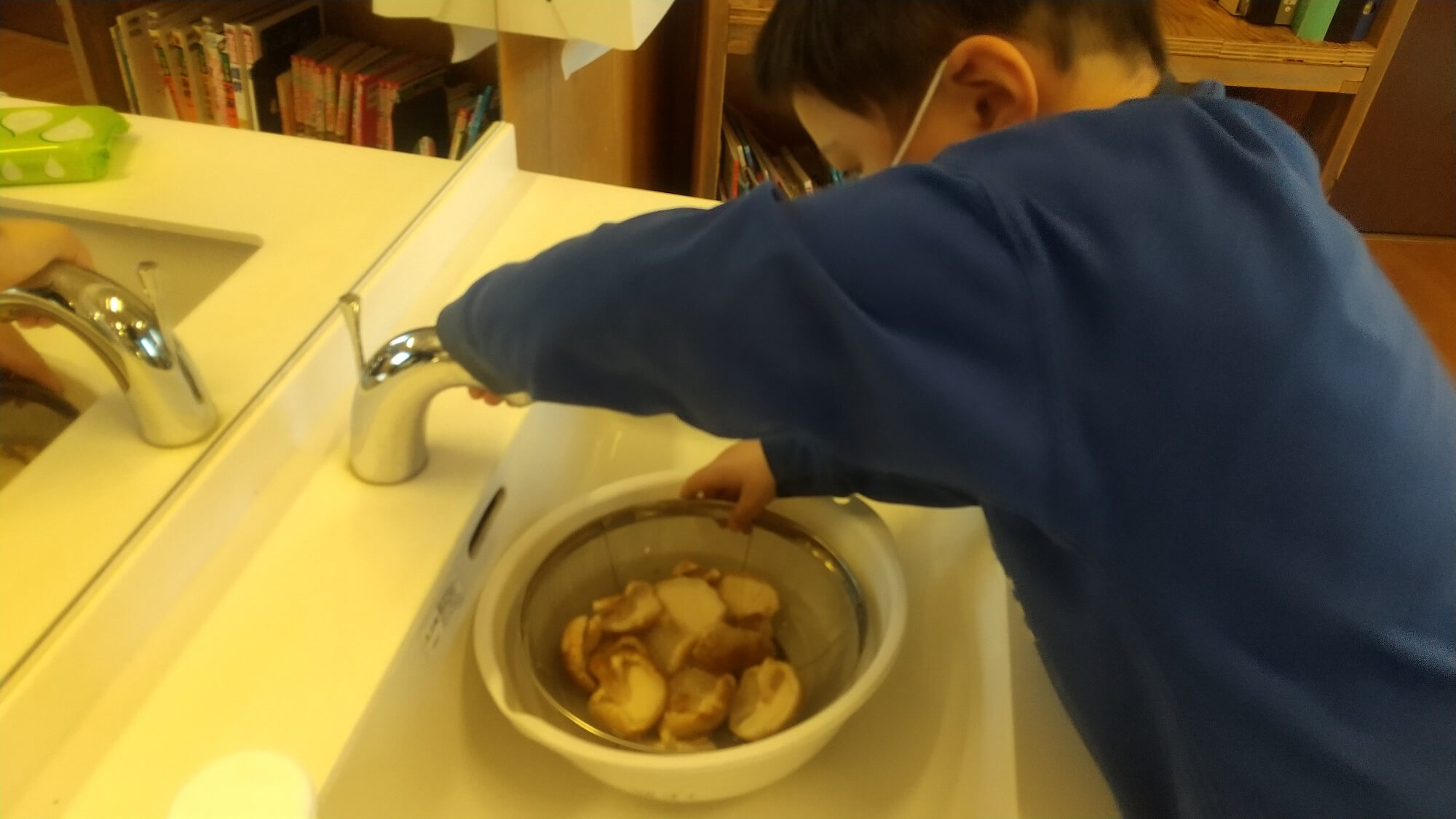 シイタケを水洗いしている子ども