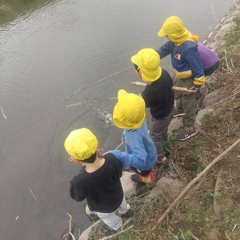 川で遊ぶ子どもたち