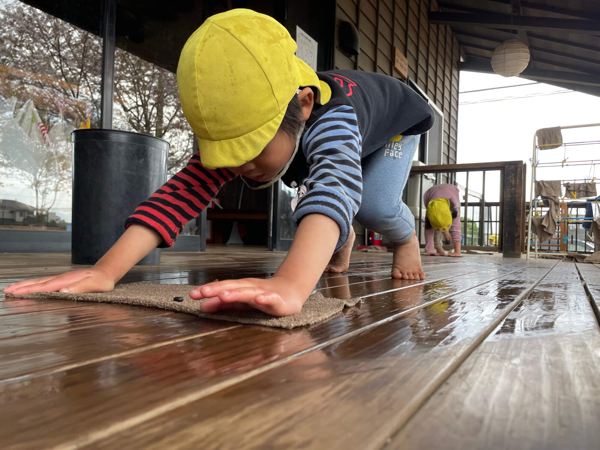 雑巾がけをする子どもたち