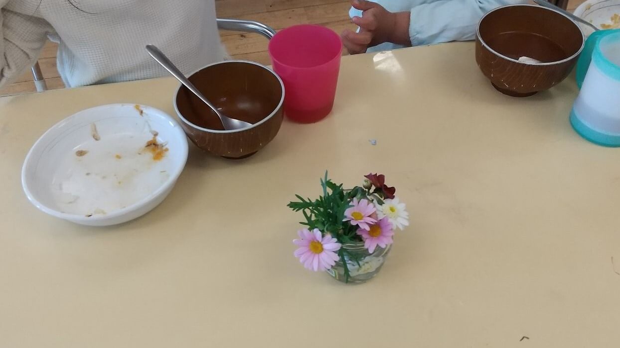 テーブルに飾られた花瓶