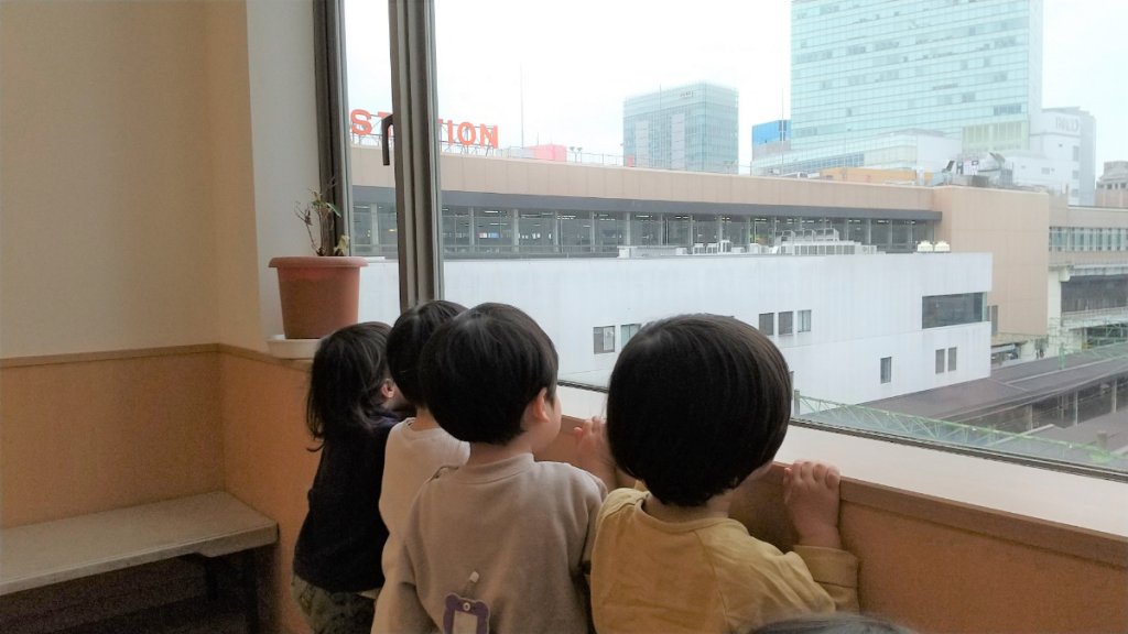 窓の外を眺める子どもたち