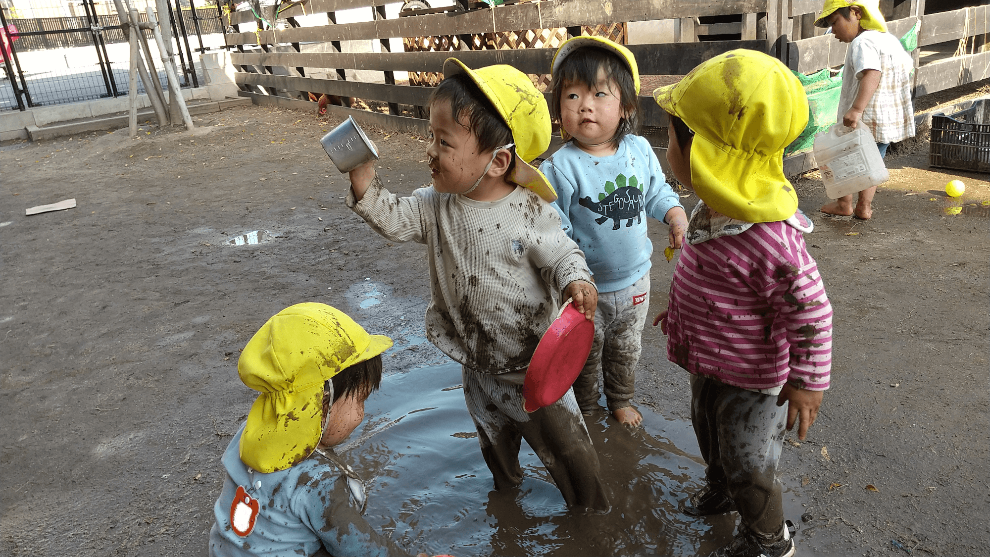 泥遊びを楽しむ子どもたち
