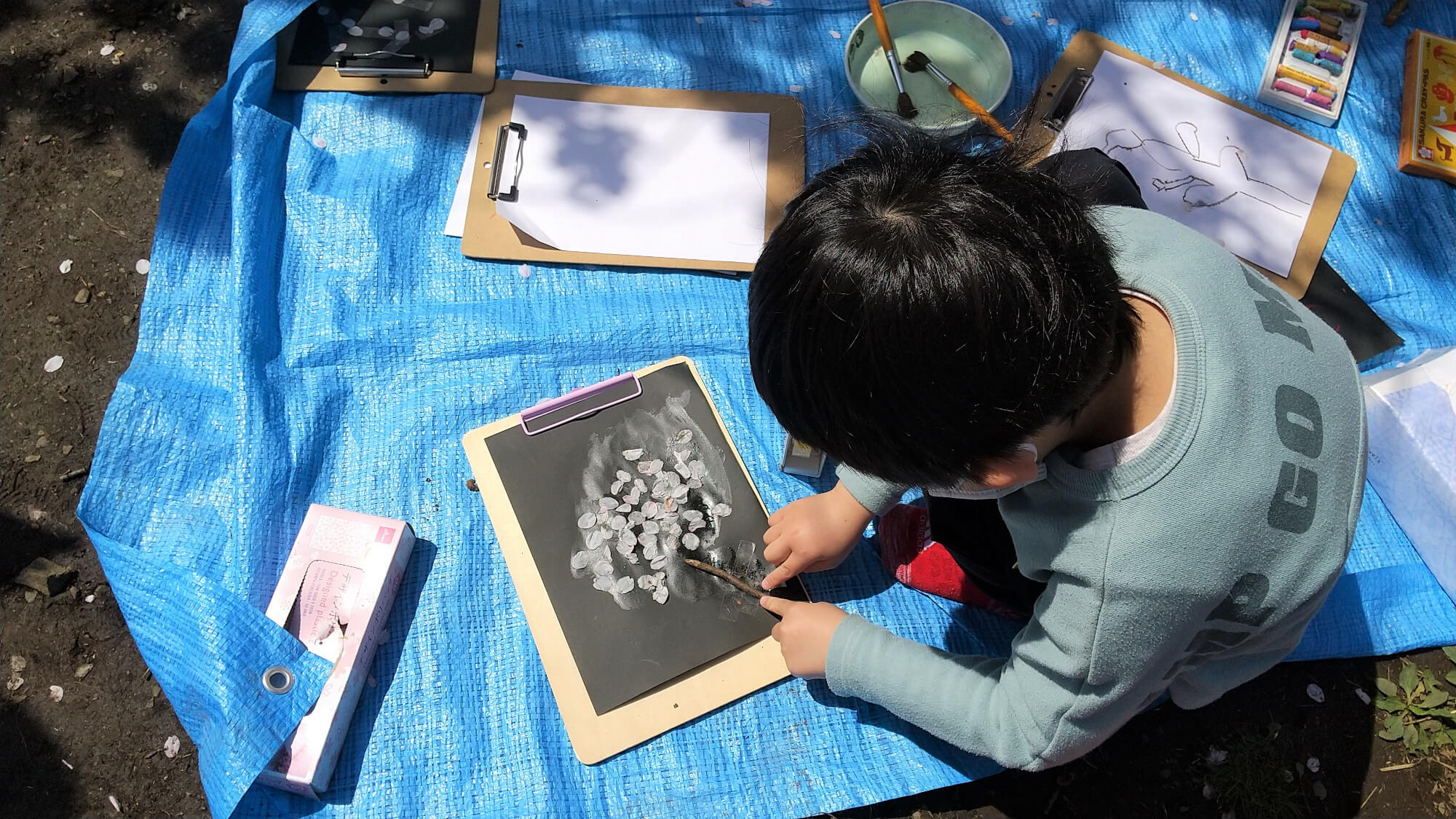 桜の花の絵を描く子ども