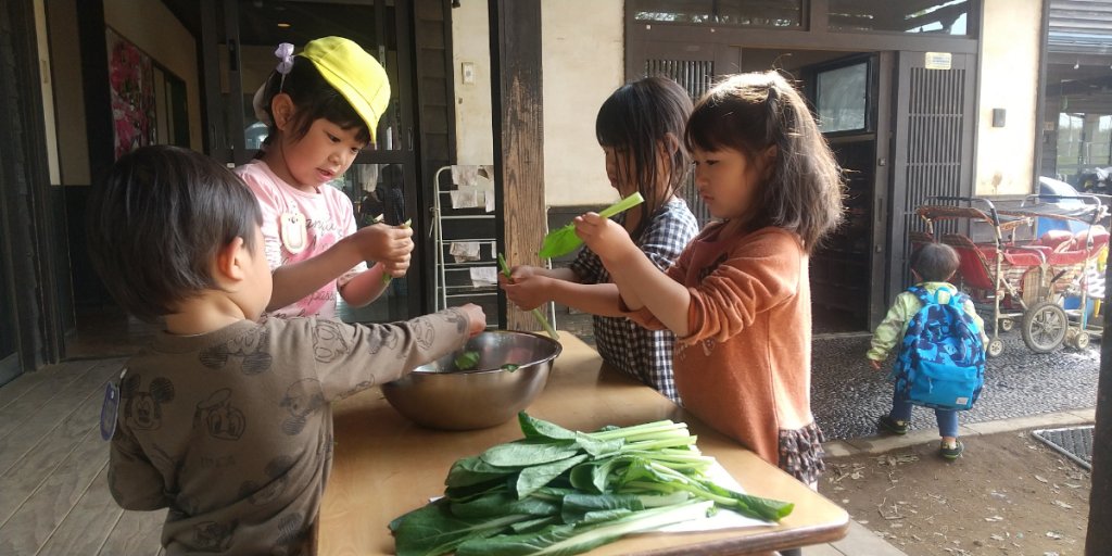 野菜の下処理をする子どもたち