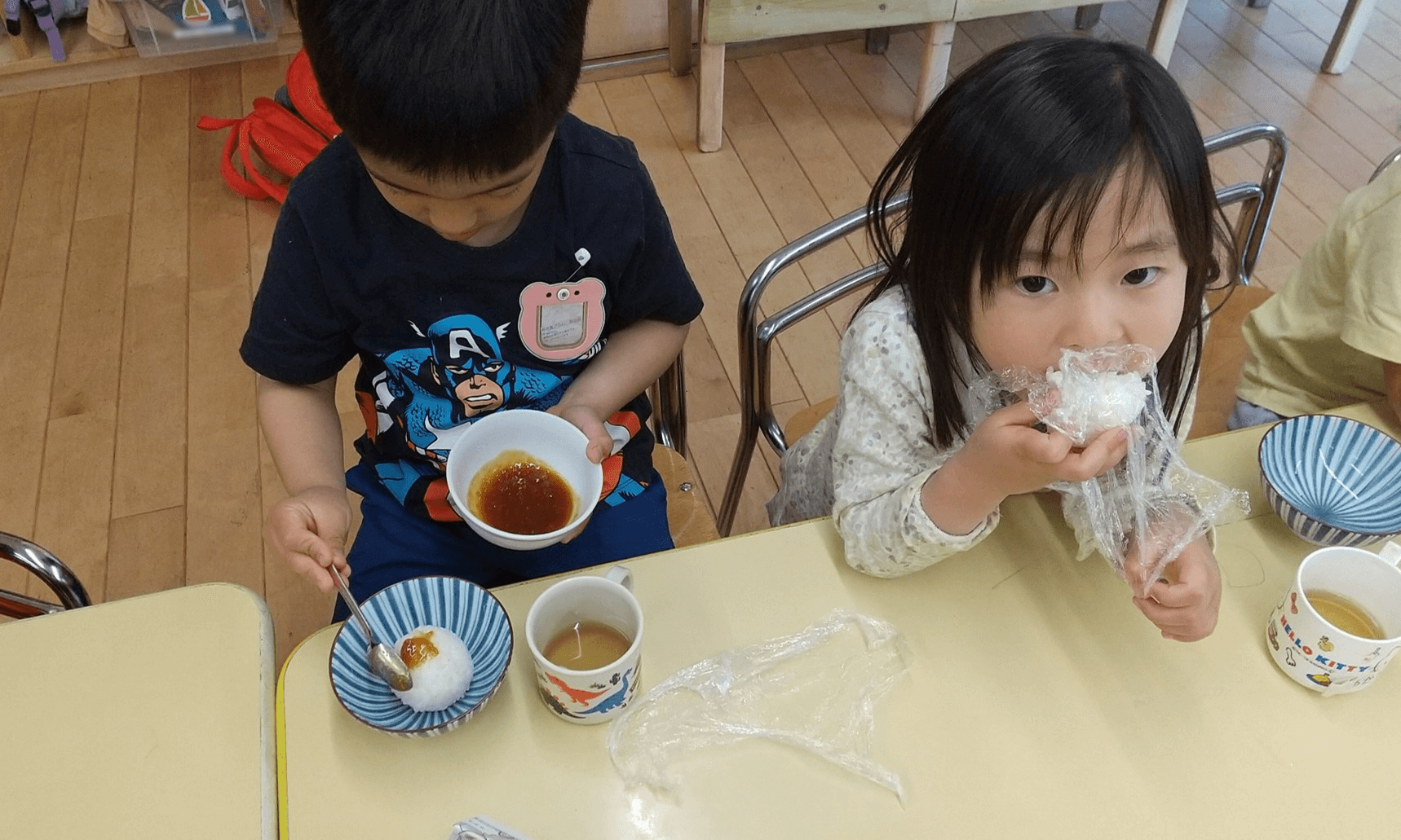 おにぎりにたれを塗る子ども