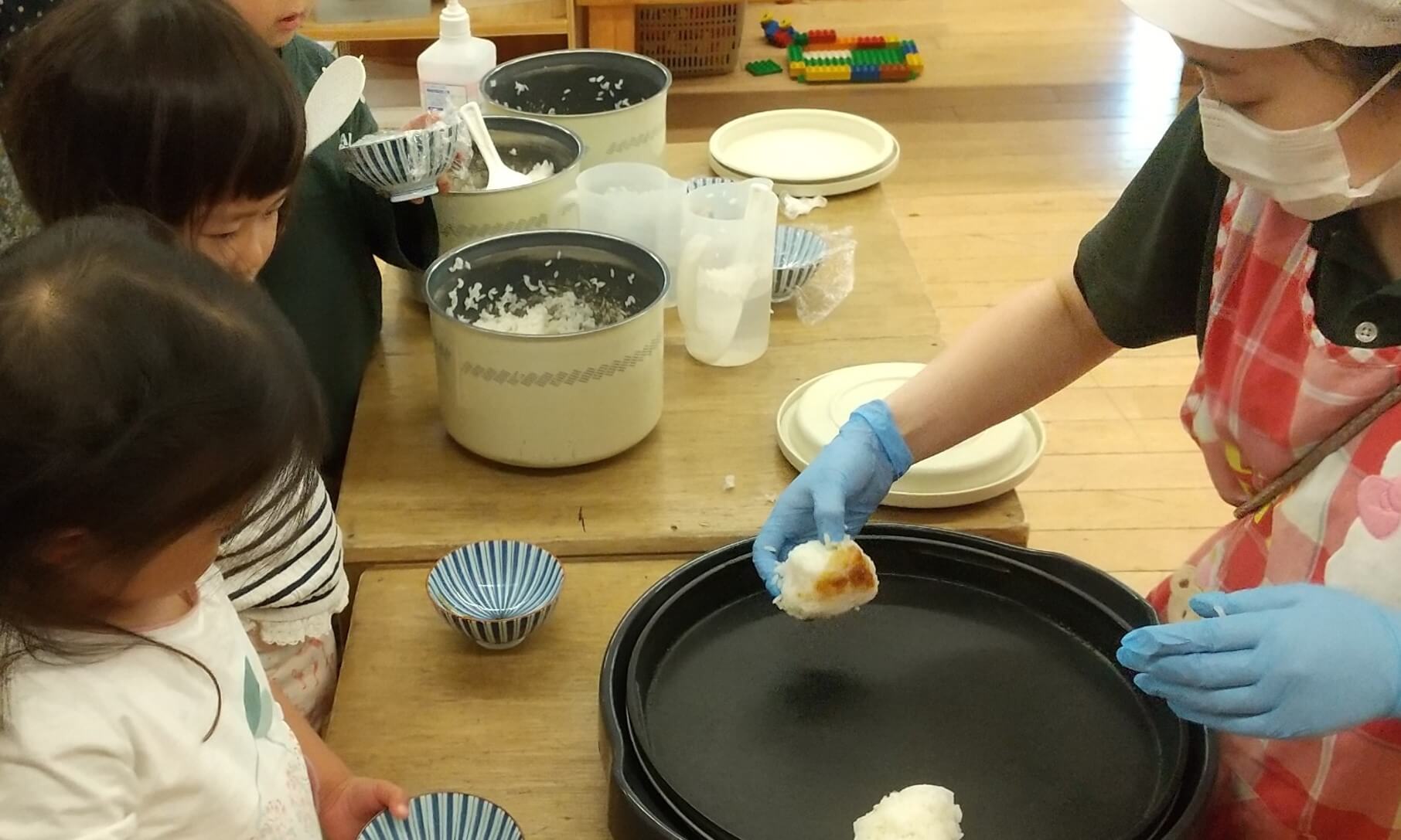 おにぎりが焼ける様子を見る子どもたち